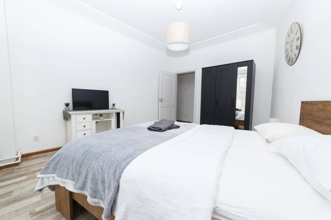 Color Apartments Street Blanari 12 บูคาเรสต์ ภายนอก รูปภาพ