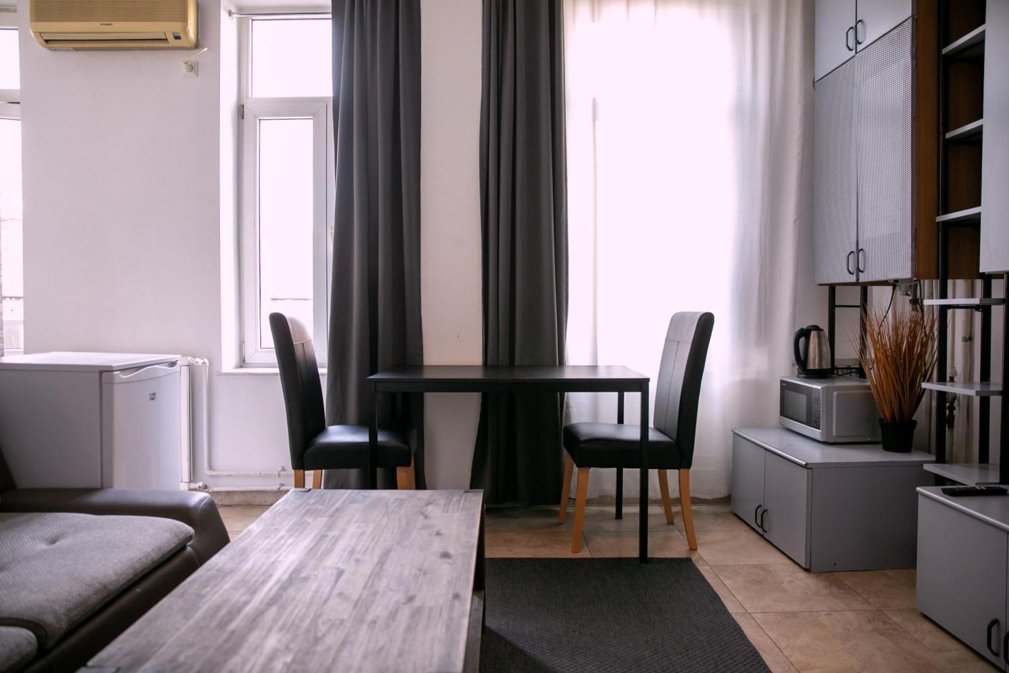 Color Apartments Street Blanari 12 บูคาเรสต์ ภายนอก รูปภาพ